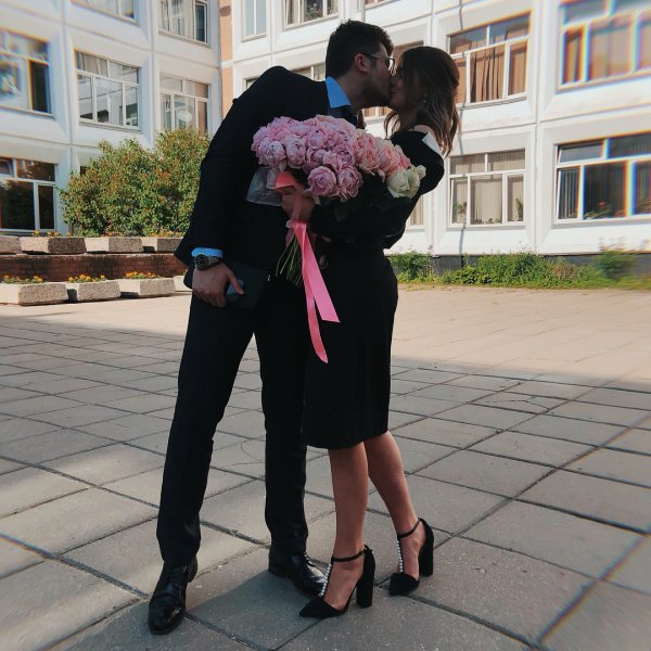 Дочь Стриженовых объяснила причины поцелуя на фоне школы