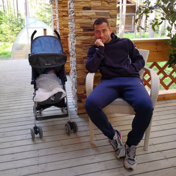 Кержаков свободное время проводит с сыном после слухов о разводе