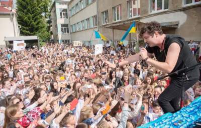 Pianoбой спел для школьников из маленького города