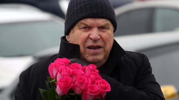 Родственники парализованного Михаила Кокшенова изолировали артиста от друзей