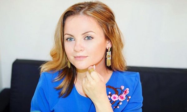 Со спущенными чулками и бутылкой в руке: Лохматая Проскурякова шокировала пользователей Со спущенными чулками и бутылкой в руке: Лохматая Проскурякова шокировала пользователей