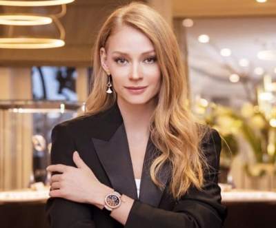 Популярная актриса выставила напоказ длинные ноги