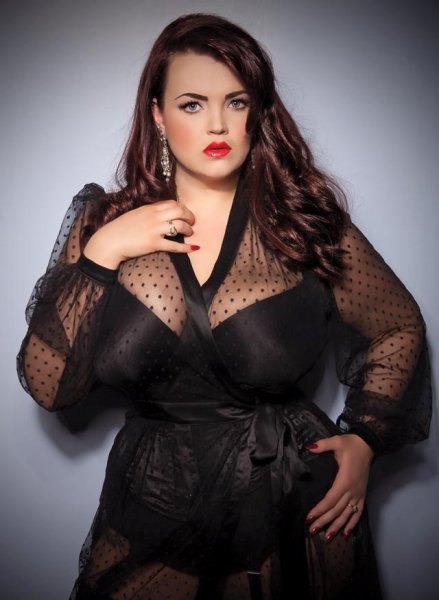 «Это безобразно!»: Модель plus-size шокировала целлюлитом на реальных фото