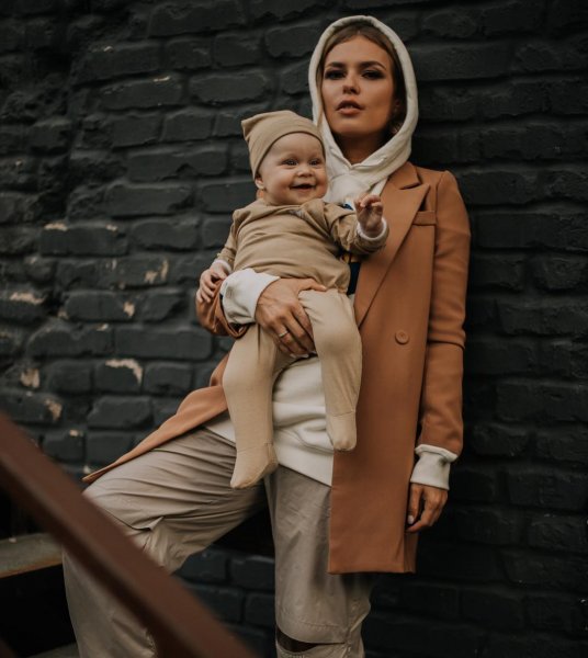 Певица Рита Дакота станцевала с 7-месячной дочерью в «кенгуру»