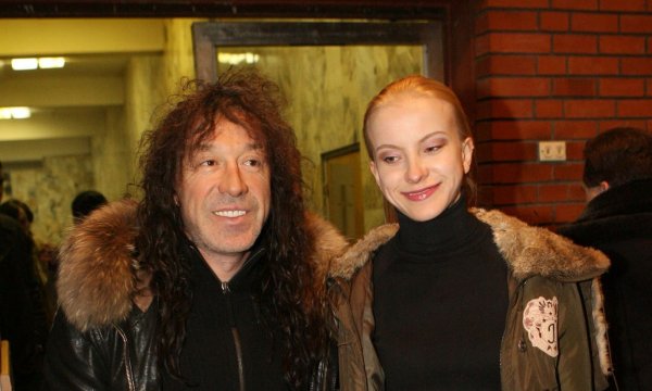 В дочери годится: 63-летний Кузьмин променял жену на молодую избранницу