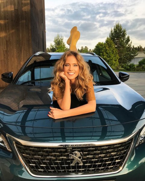 «Львица на Peugeot»: Певица Глюкоза разлеглась на дорогой иномарке «Львица на Peugeot»: Певица Глюкоза разлеглась на дорогой иномарке