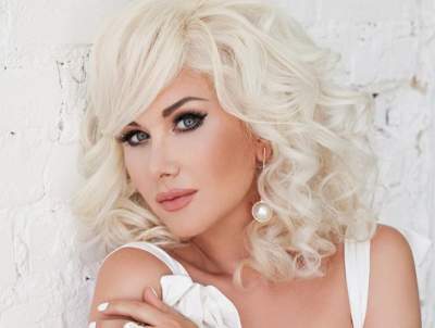 Катерина Бужинская показала фигуру в летнем платье