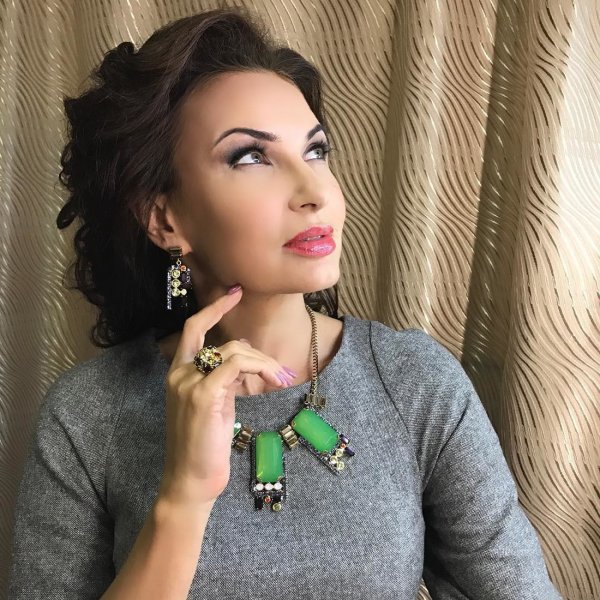 Эвелина Бледанс удивила всех в шикарном платье Эвелина Бледанс удивила всех в шикарном платье