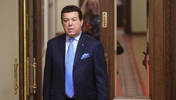 Похудевший Кобзон едва не упал на похоронах Дементьева