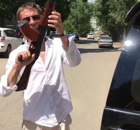 Алексей Панин передернул затвор автомата посреди улицы