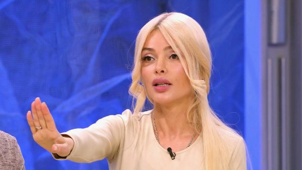 Модель Алену Кравец во время съемок ток-шоу назвали проституткой и избили Модель Алену Кравец во время съемок ток-шоу назвали проституткой и избили