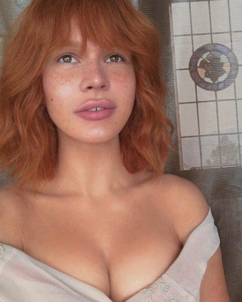 Певица-трансгендер шокировала поклонников глубоким декольте