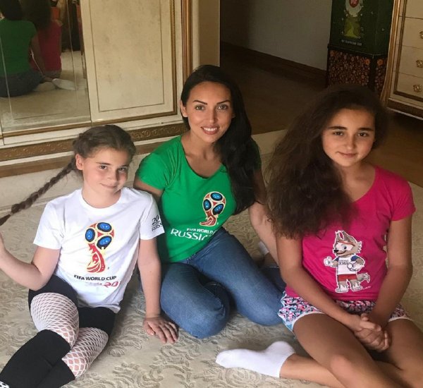 Многодетная Алсу выглядит младше дочери-подростка Многодетная Алсу выглядит младше дочери-подростка