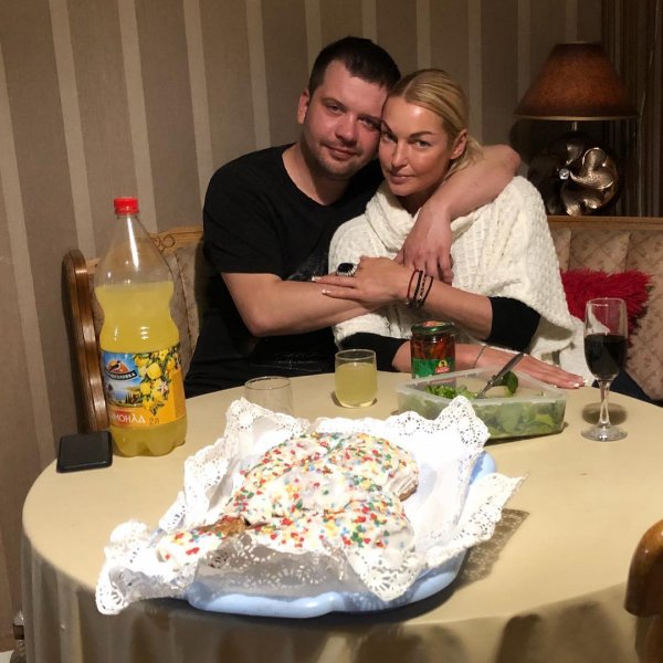 «Я тебя нашла»: Волочкова вернулась к пропавшему возлюбленному «Я тебя нашла»: Волочкова вернулась к пропавшему возлюбленному