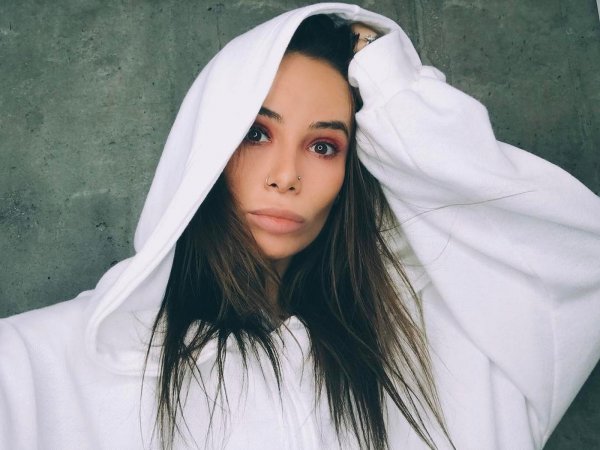 Айза Анохина рассказала, отчего детей любит меньше, чем мужа Айза Анохина рассказала, отчего детей любит меньше, чем мужа