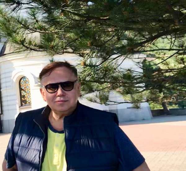 Актер Садальский подарил дорогие часы гениальному доктору из Осетии Актер Садальский подарил дорогие часы гениальному доктору из Осетии
