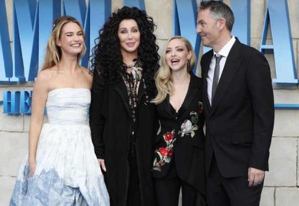 72-летняя Шер в «голой» блузе появилась на премьере «Mamma Mia! 2»