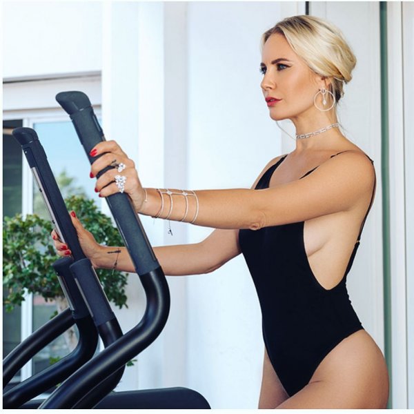 Летучая позирует в купальнике на тренажёрах, но не занимается спортом Летучая позирует в купальнике на тренажёрах, но не занимается спортом