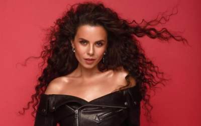 Настя Каменских «засветила» стройные ноги в смелом наряде