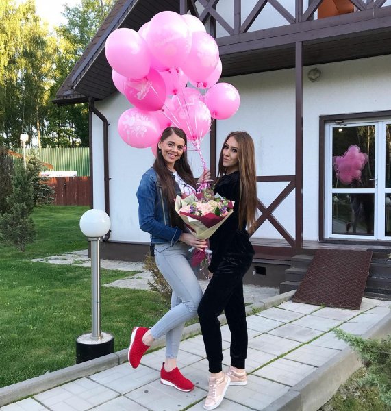 Беременная Алена Рапунцель накинулась на родную сестру