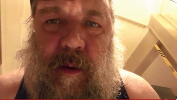 Голливудский актер Рассел Кроу стал похож на бродягу с косматой бороды