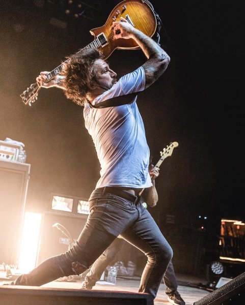 Плевком пивом в глаз гитарист Every Time I Die спас жизнь фанатке Плевком пивом в глаз гитарист Every Time I Die спас жизнь фанатке