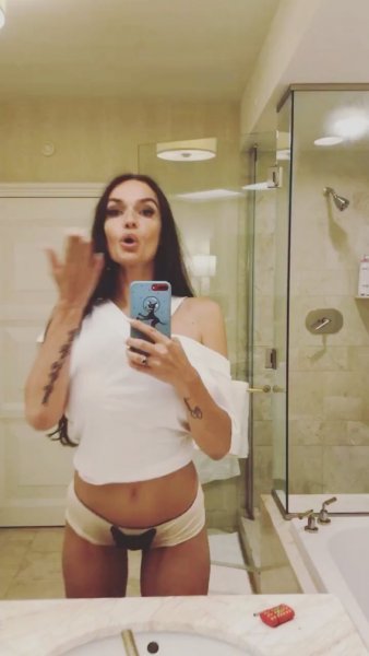 Что за ракурс? Водонаева заинтриговала фанатов позой на фото в трусах Что за ракурс? Водонаева заинтриговала фанатов позой на фото в трусах