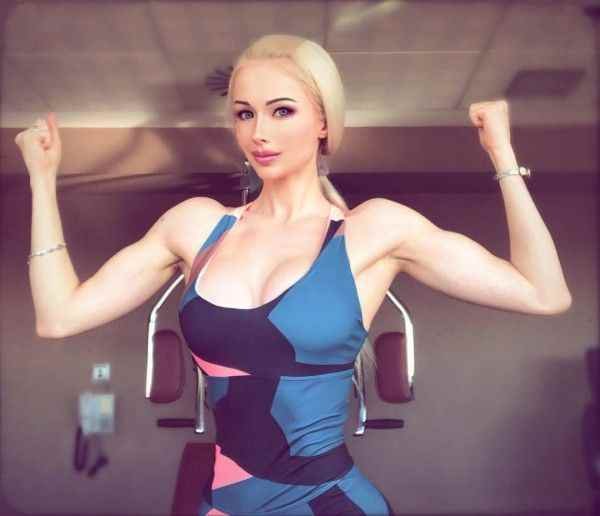 «Русская Барби» с «руками-базуками» показала свое настоящее лицо без косметики «Русская Барби» с «руками-базуками» показала свое настоящее лицо без косметики