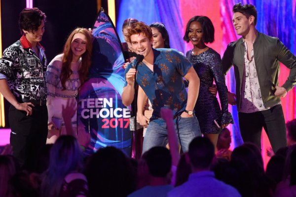 Teen Choice Awards в 2018: Сериал «Ривердэйл» победил в 12 номинациях Teen Choice Awards в 2018: Сериал «Ривердэйл» победил в 12 номинациях