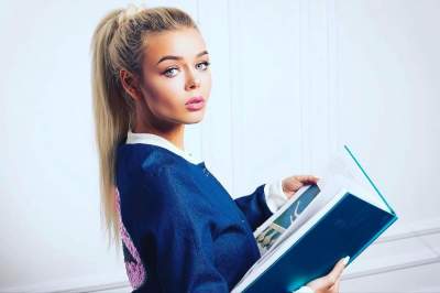 Алина Гросу подчеркнула фигуру леопардовой юбкой