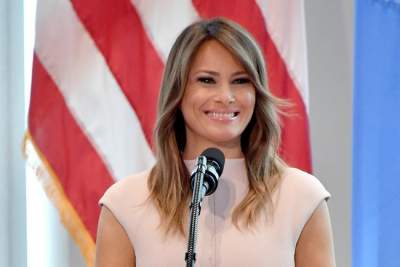 Мелания Трамп вышла на публику в нежном розовом платье