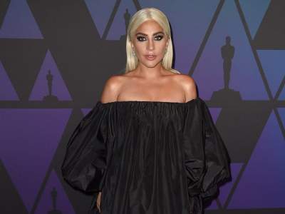 Lady Gaga покрасовалась в эффектном платье-балахоне Lady Gaga покрасовалась в эффектном платье-балахоне