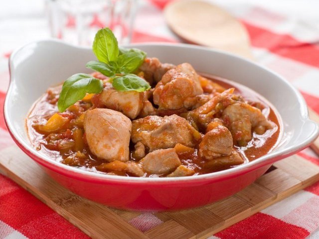 Гуляш из куриного филе с подливкой рецепт Гуляш из куриного филе с подливкой рецепт